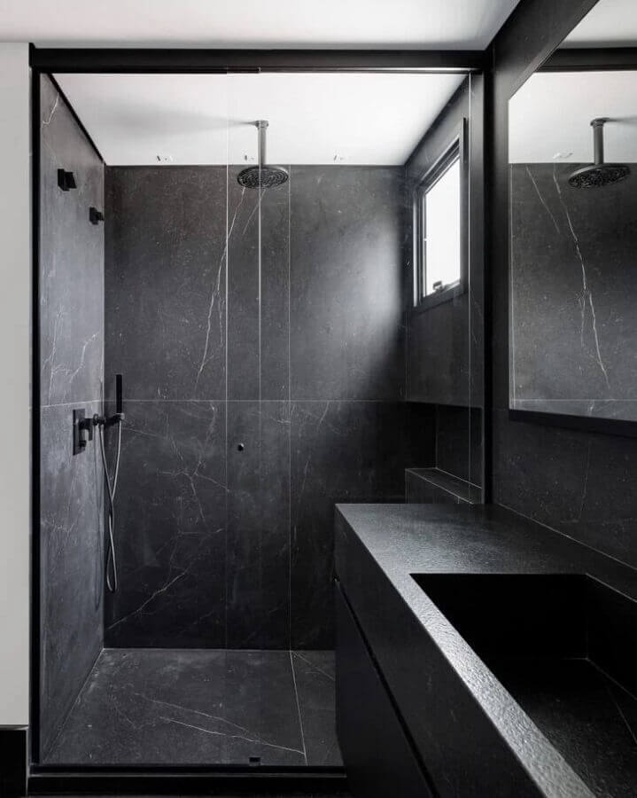 Tons de cinza para decoração moderna de banheiro com nicho embutido no box