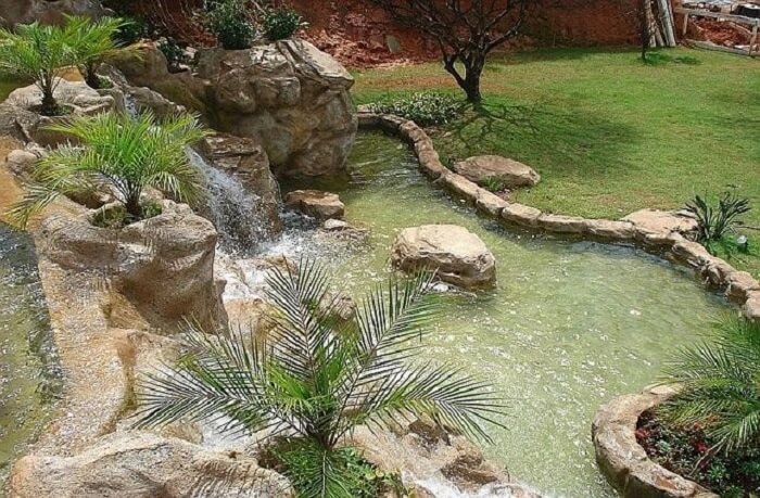 Você pode fazer um lago ornamental com cascata