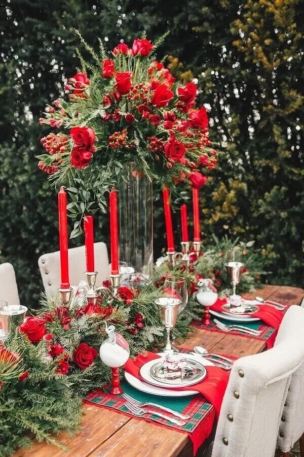 Arranjos de natal em vasos de vidro com flores vermelhas