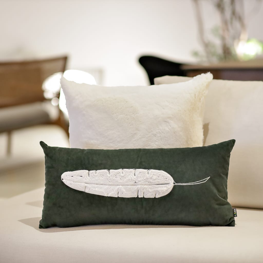 Almofada para sofá: a almofada bordada transborda delicadeza na decoração. Fonte - Luisa Decor