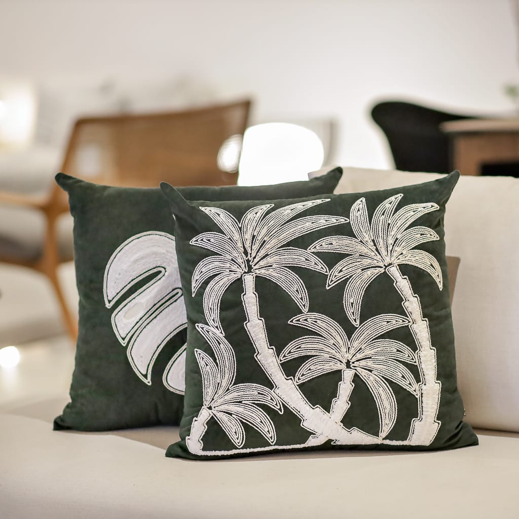 Almofadas verde: modelo de almofada coqueiro com tramas bordadas que trazem muita delicadeza ao decor. Fonte - Luisa Decor