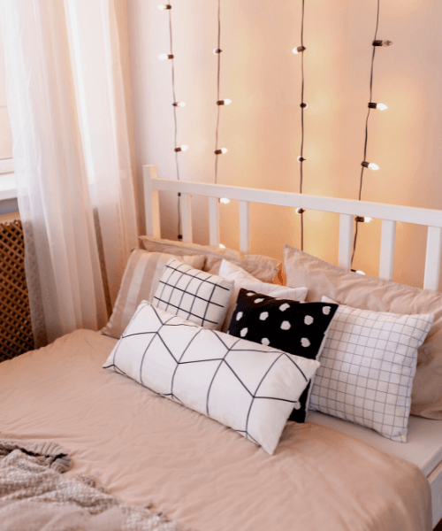 As luzes trazem um toque mais intimista para a cama de casal