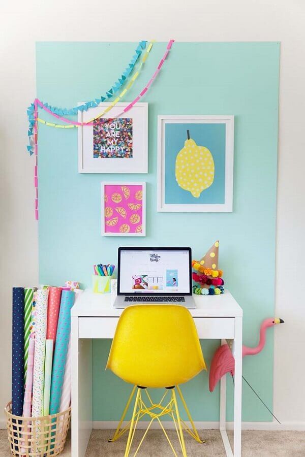 Cadeira amarela e escrivaninha pequena para decoração de cantinho de estudar simples