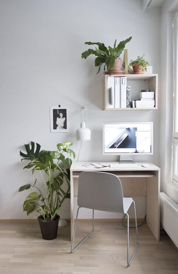Cantinho de estudo simples e minimalista decorado com vasos de plantas 