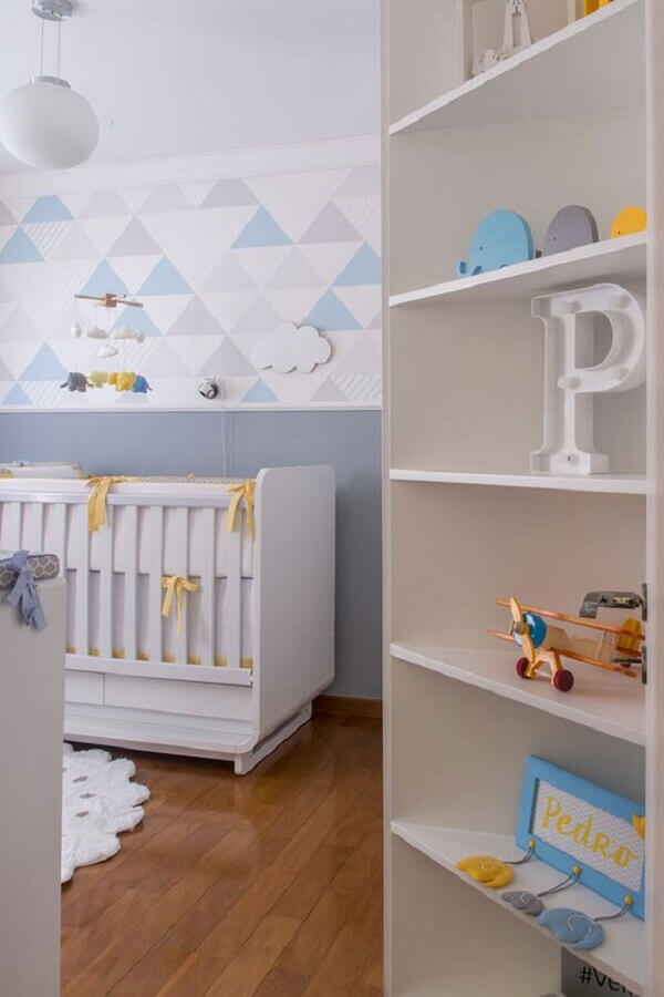 Cores claras para decoração com papel de parede para quarto de bebe masculino