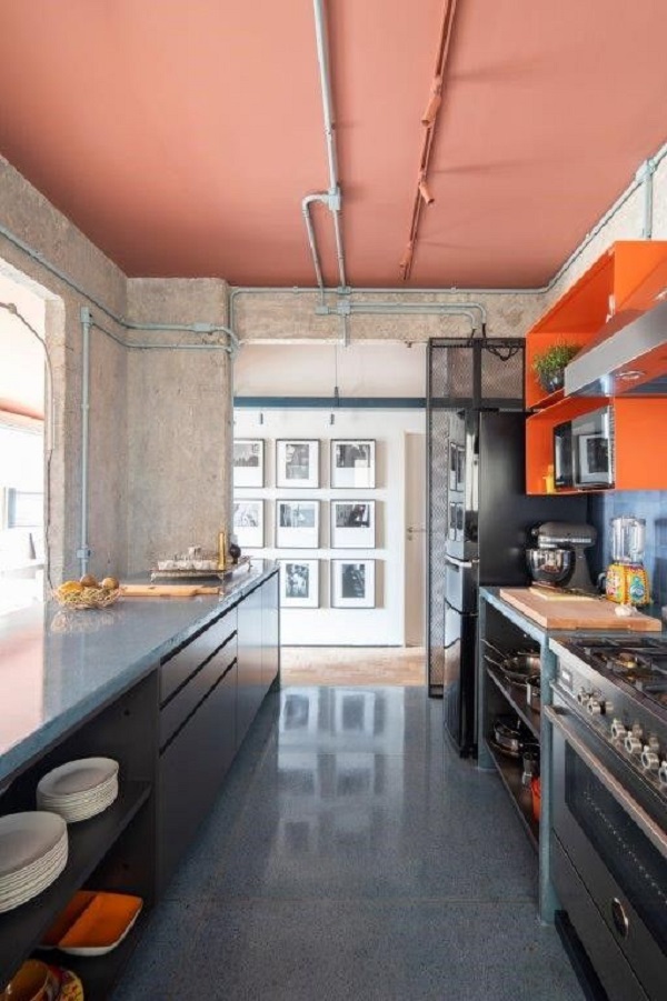 Cozinha industrial com teto colorido