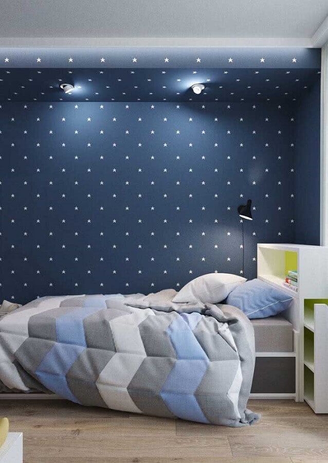 Decoração clean com luminária de parede com papel de parede para quarto masculino azul