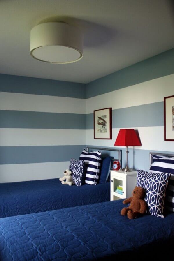 Decoração com duas camas e papel de parede para quarto masculino azul e branco