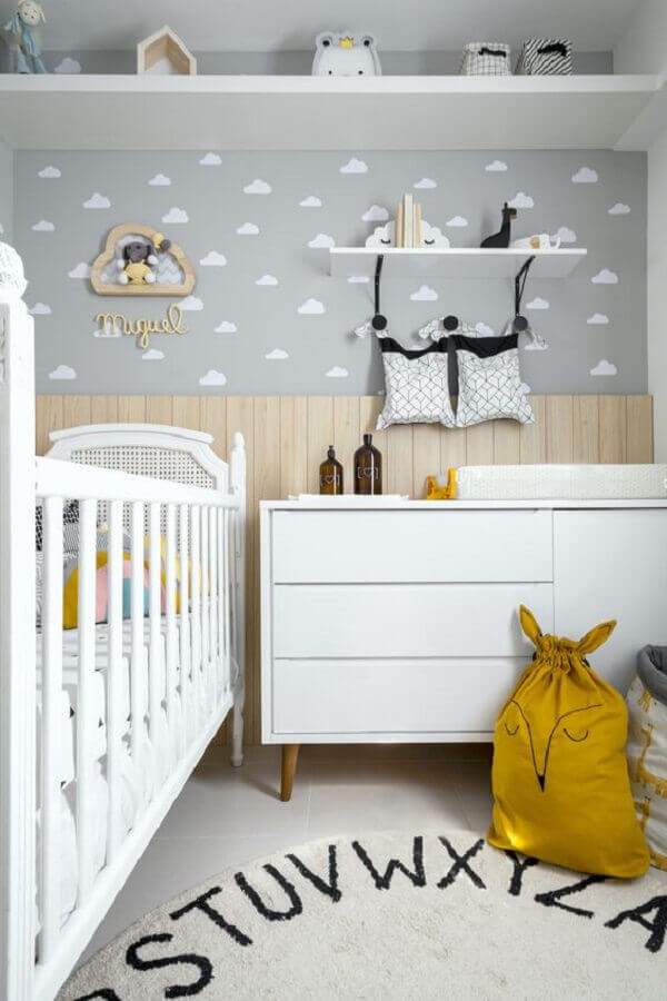 Decoração delicada com papel de parede para quarto de bebê masculino com estampa de nuvem Foto NaToca Design