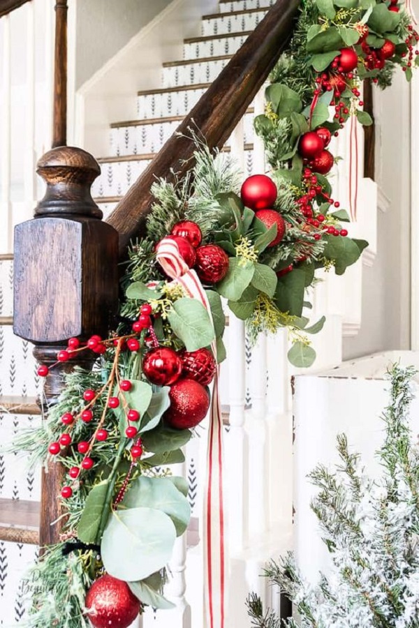 Escada de casa decorada com arranjos natalinos