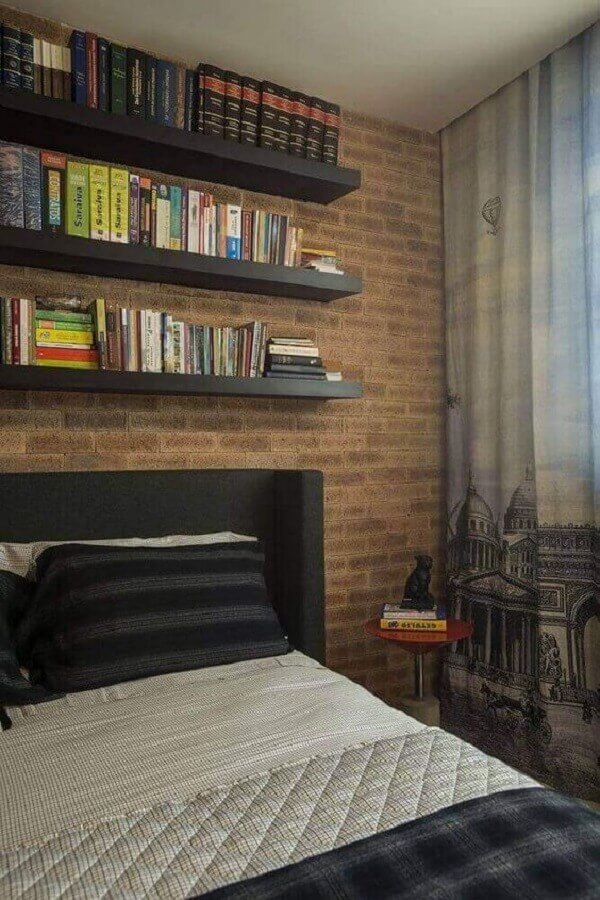 Estampa de tijolinho para papel de parede para quarto masculino decorado com prateleiras de livros 