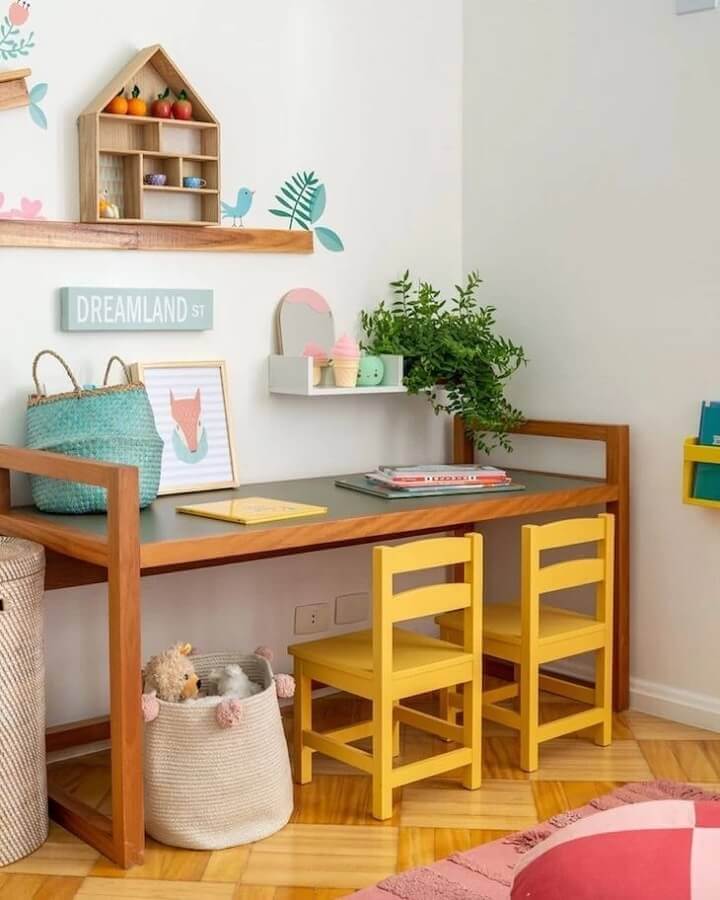 Mesa de madeira para decoração de cantinho de estudo simples infantil