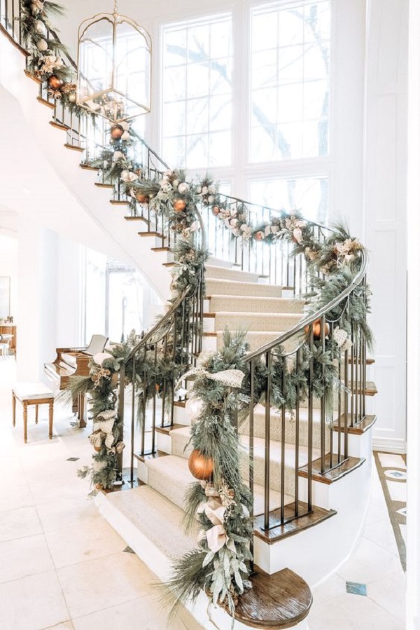 Não deixe de decorar a escada de casa com lindos arranjos natalinos 