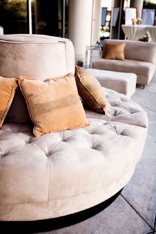 O sofá ilha redondo traz charme para a decoração