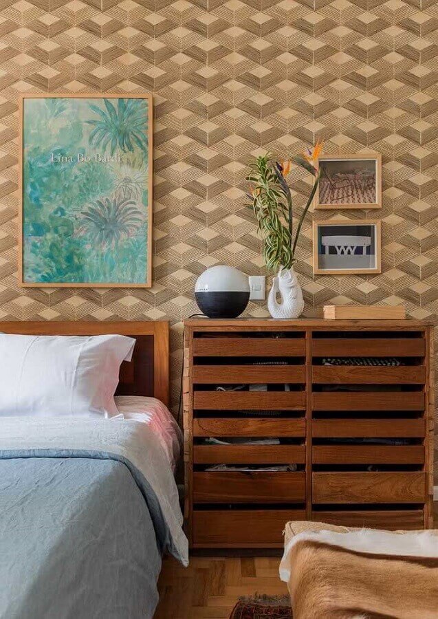 Papel de parede para quarto masculino decorado em cores neutras com moveis de madeira