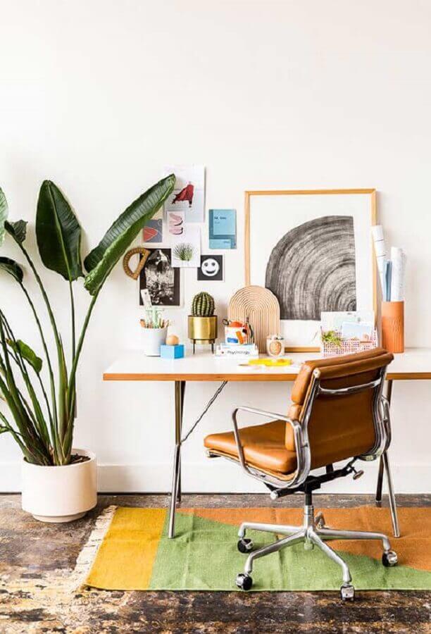 Planta grande para decoração de cantinho de estudo simples com cadeira de escritório