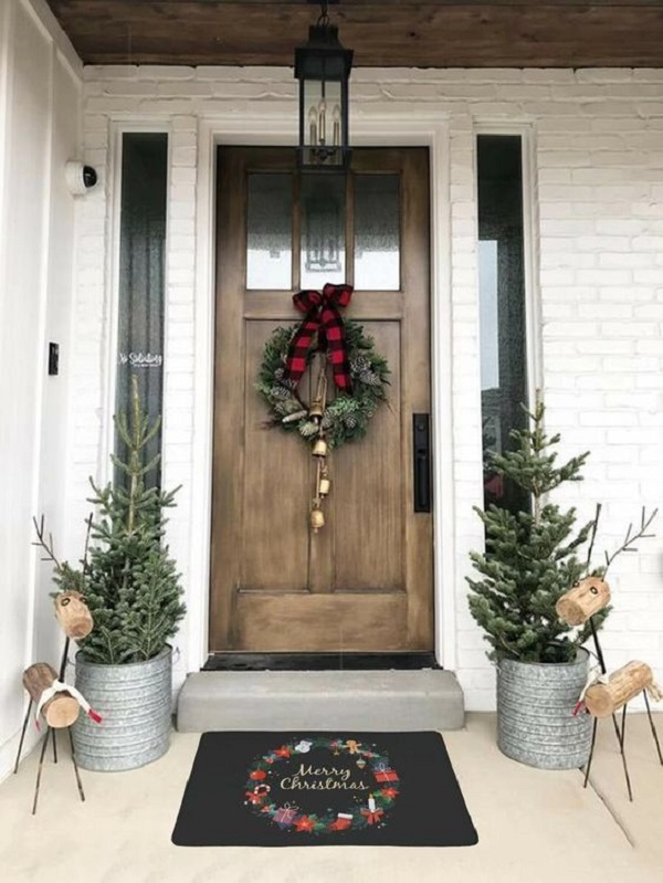Porta de casa decorada com arranjos natalinos