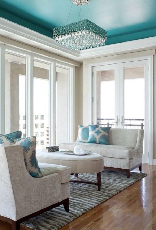 Sala de estar com teto colorido azul e decoração clássica