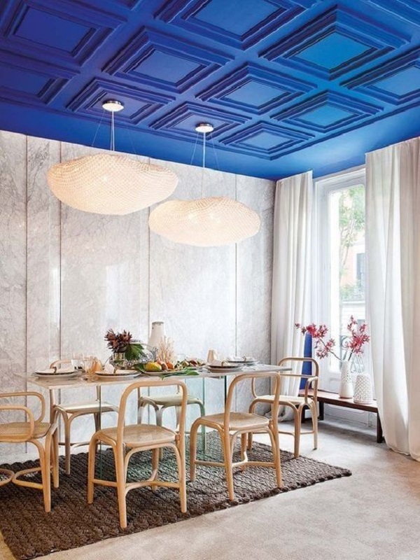 Sala de jantar moderna com teto colorido