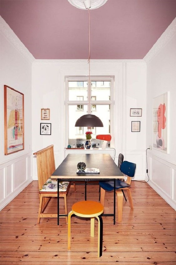 Sala de jantar moderna com teto colorido roxo