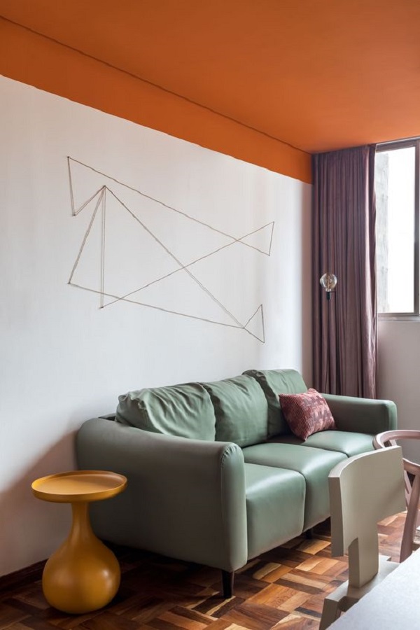 Sala neutra com teto colorido laranja super moderno