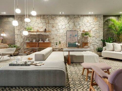 Tendências de decoração 2023 para sala ampla com mix de texturas e parede de pedras Foto Líder Interiores