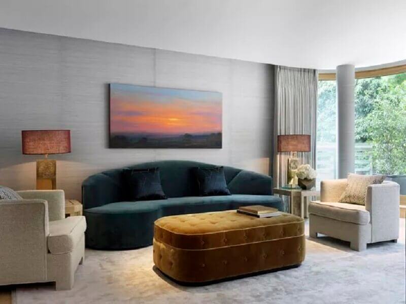 Tendências de decoração em 2023 para sala decorada com sofá curvo Foto Natalia Miyar