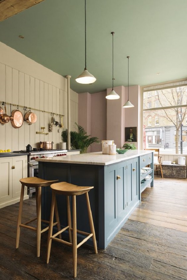 Teto colorido verde e rosa na cozinha moderna