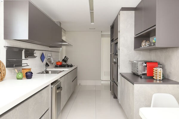 Armário de cozinha suspenso clean em tons de cinza claro e branco