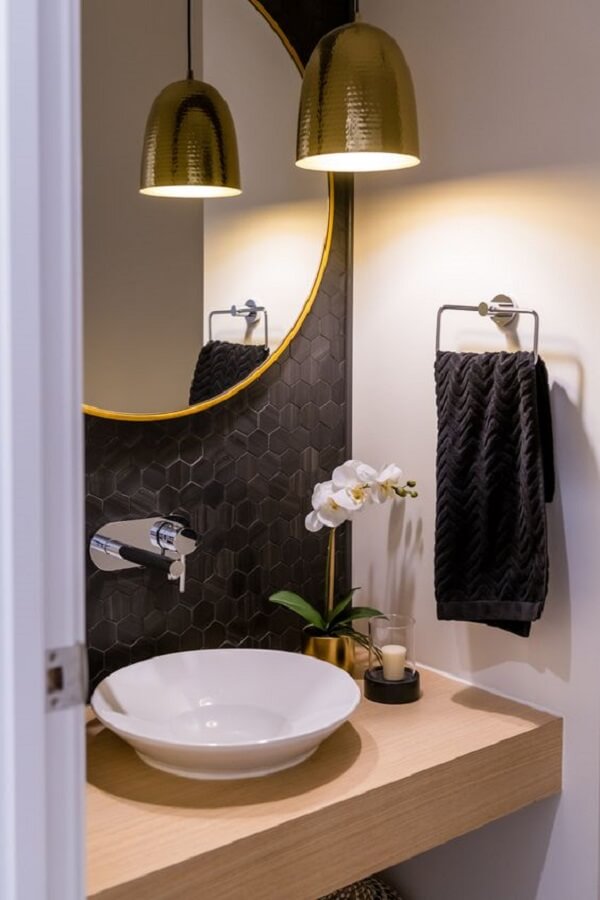 Azulejo decorativo para lavabo moderno preto e branco e bancada de madeira