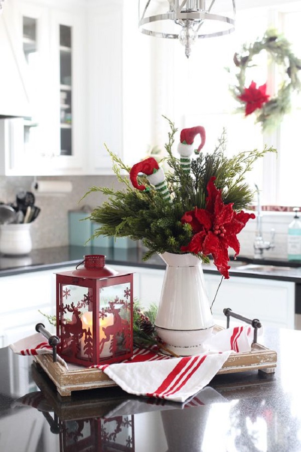 Bancada de cozinha com arranjos natalinos simples e lindos