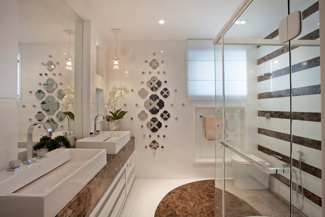 Banheiro com bancada de mármore marrom