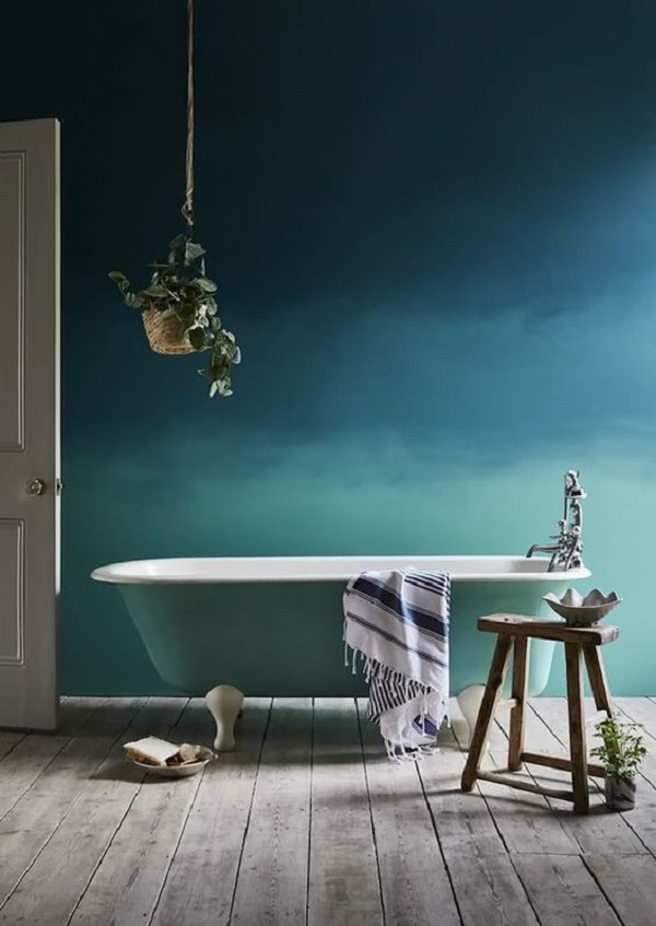 Banheiro com parede ombre azul e verde