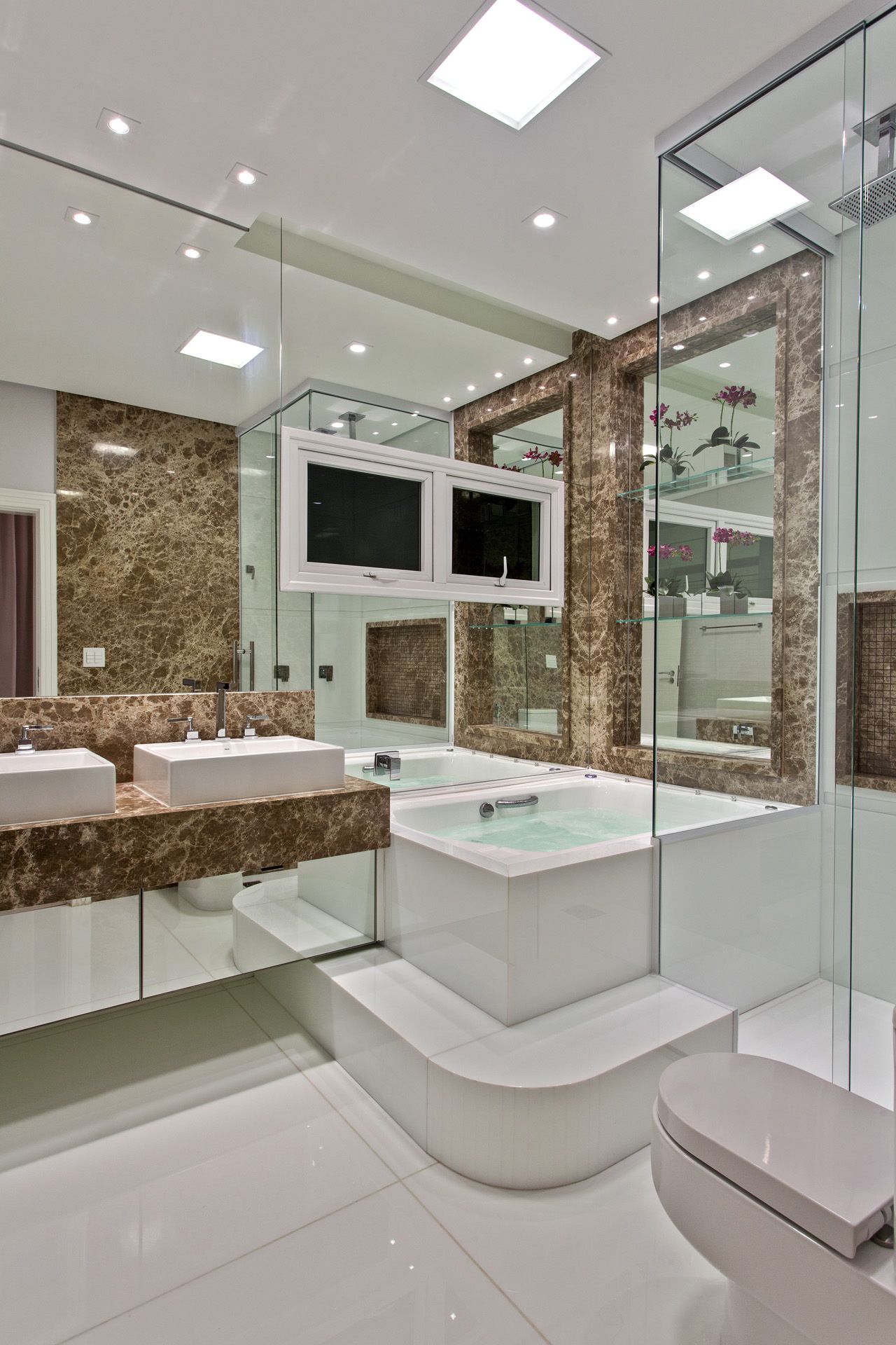 Banheiro luxuoso com mármore marrom