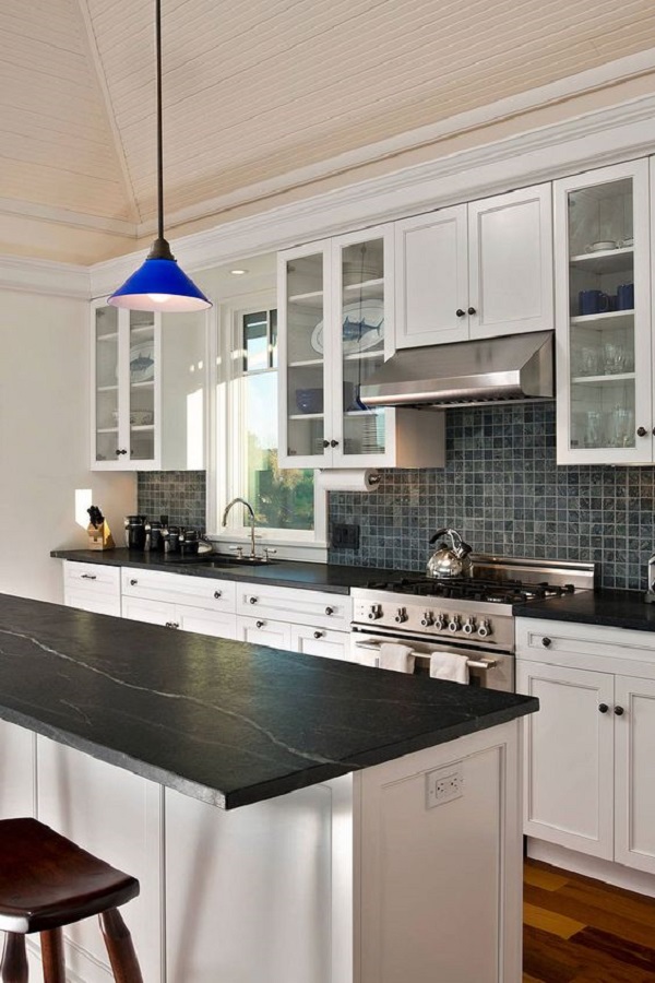 Cozinha branca com bancada de granito via lactea e azulejo decorativo 