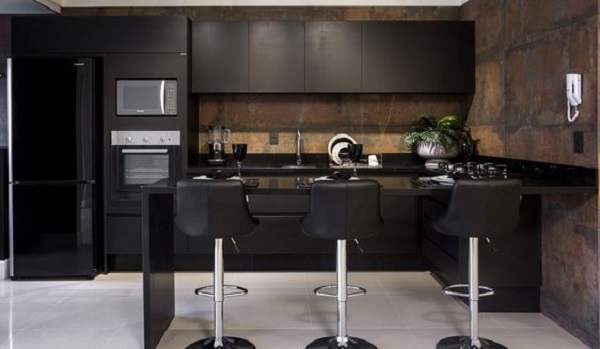 Armário de cozinha suspenso na cor preta com geladeira combinando
