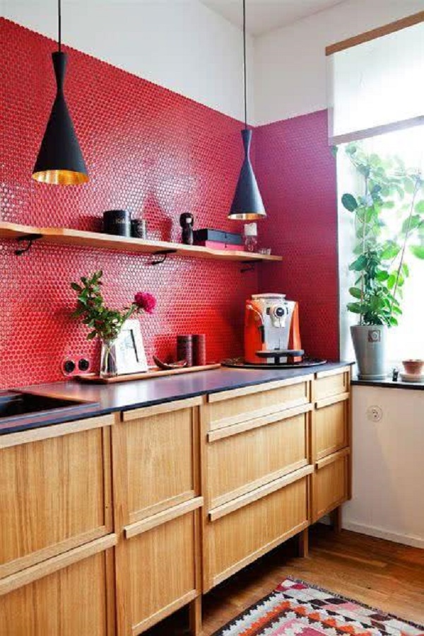 Cozinha com pastilhas vermelhas em contraste com o armário de madeira