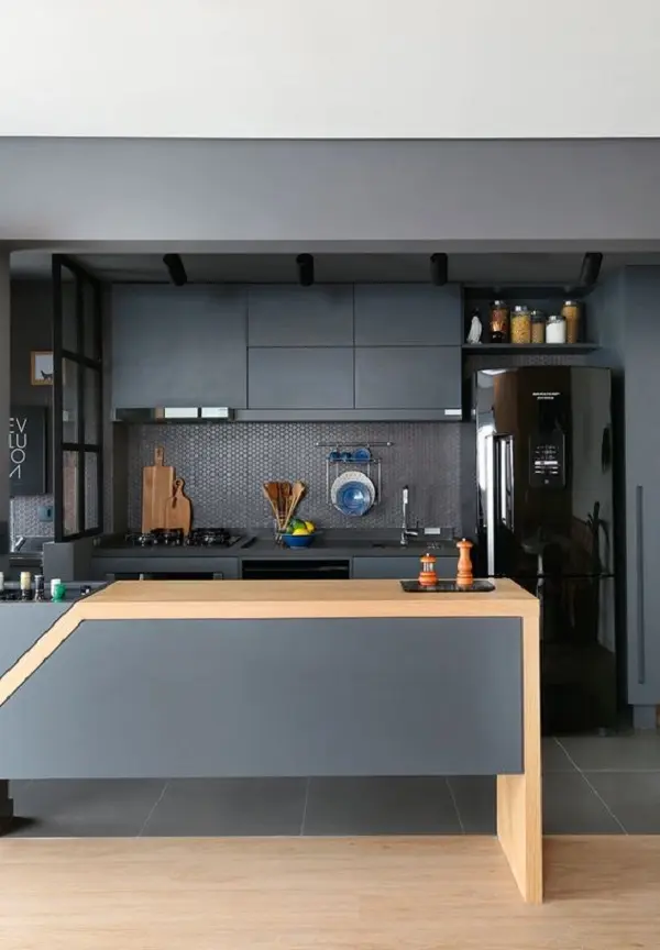 Cozinha planejada com bancada pequena e geladeira preta moderna