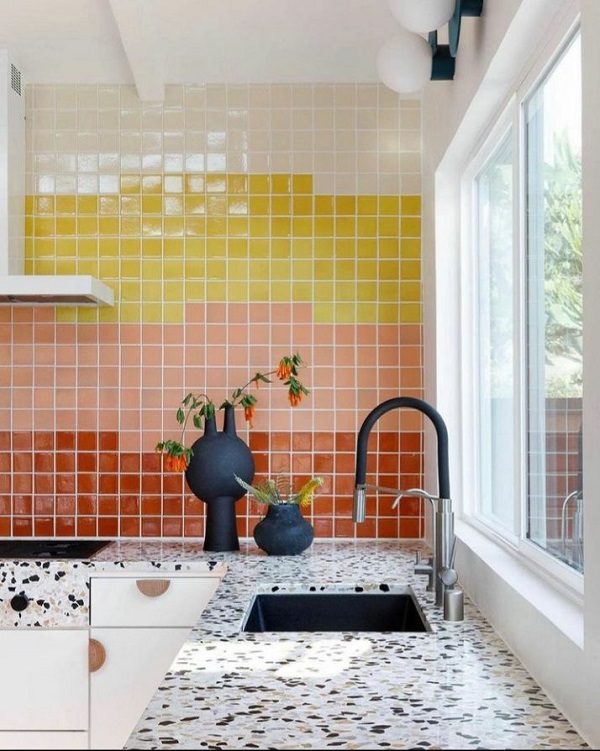Decoração colorida com torneiras para cozinha e azulejos coloridos