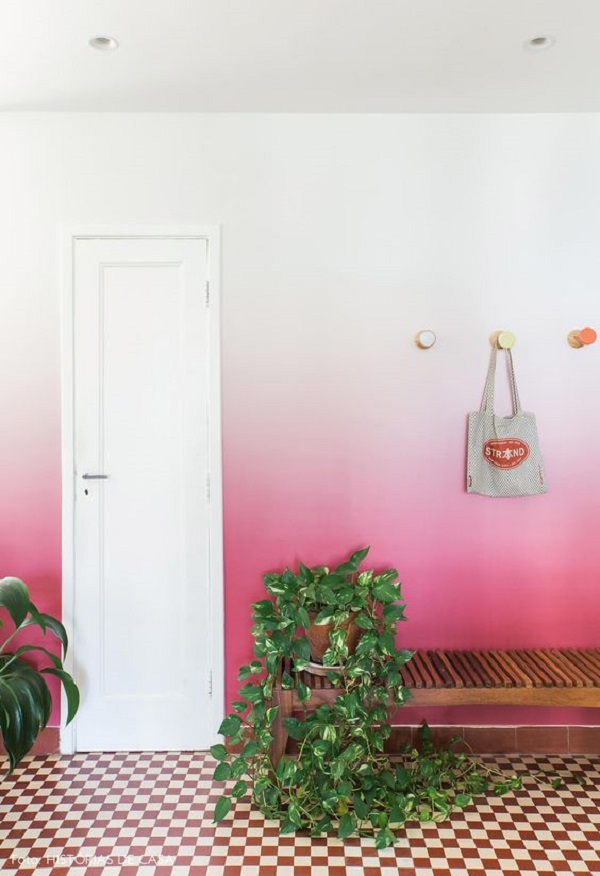 Hall de entrada com parede ombre em tons de rosa