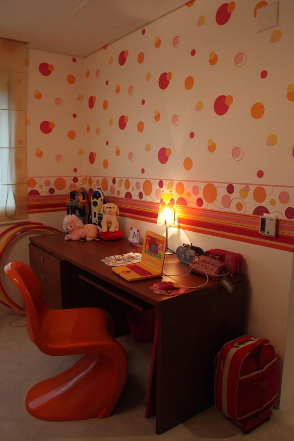 Ideias para parede de quarto feminino com bolas rosa e laranja