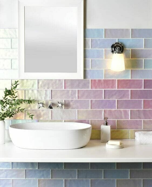 Lavabo moderno com azulejo decorativo colorido na parede da bancada
