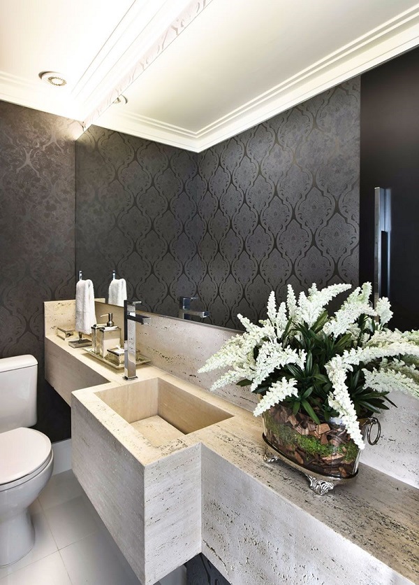 Lavabo moderno com decoração bege e preto com espelho na parede