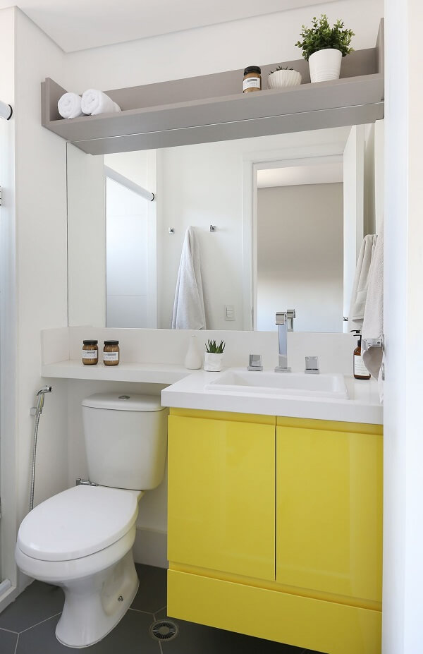Lavabo moderno decorado com cores que combinam com amarelo