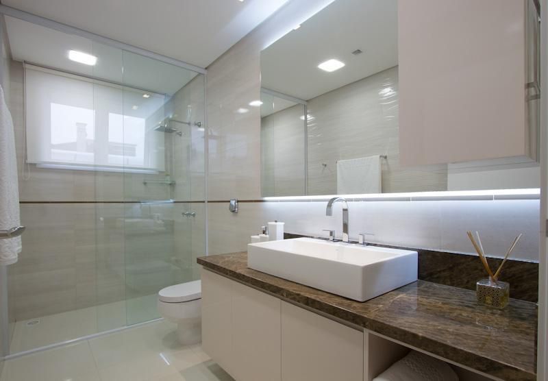 Banheiro com revestimento de mármore marrom 
