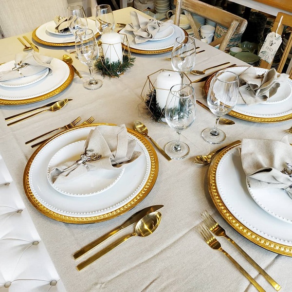 Mesa de natal simples em tons de branco e dourado