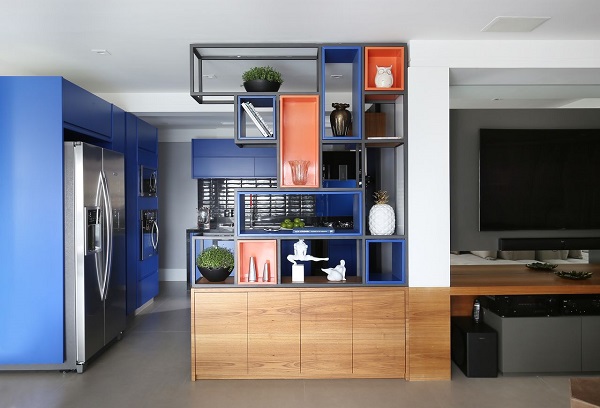 Móveis em tons de laranja e azul para sala de estar moderna