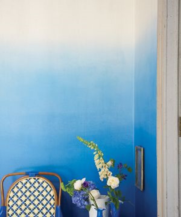 Parede ombre em azul para sala moderna
