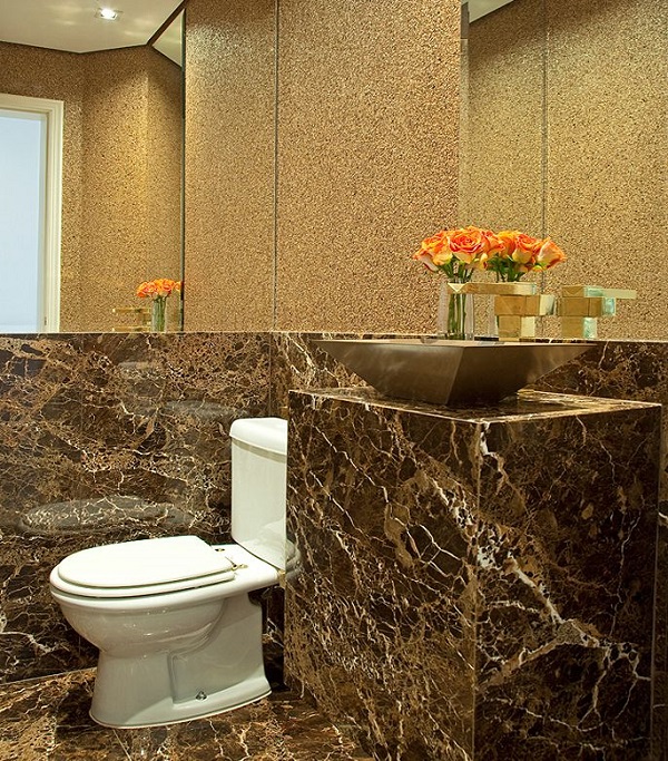 Pia de banheiro de mármore marrom com espelho em todo o espaço