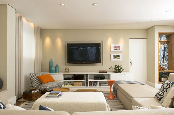 Sala com móveis em tons de laranja